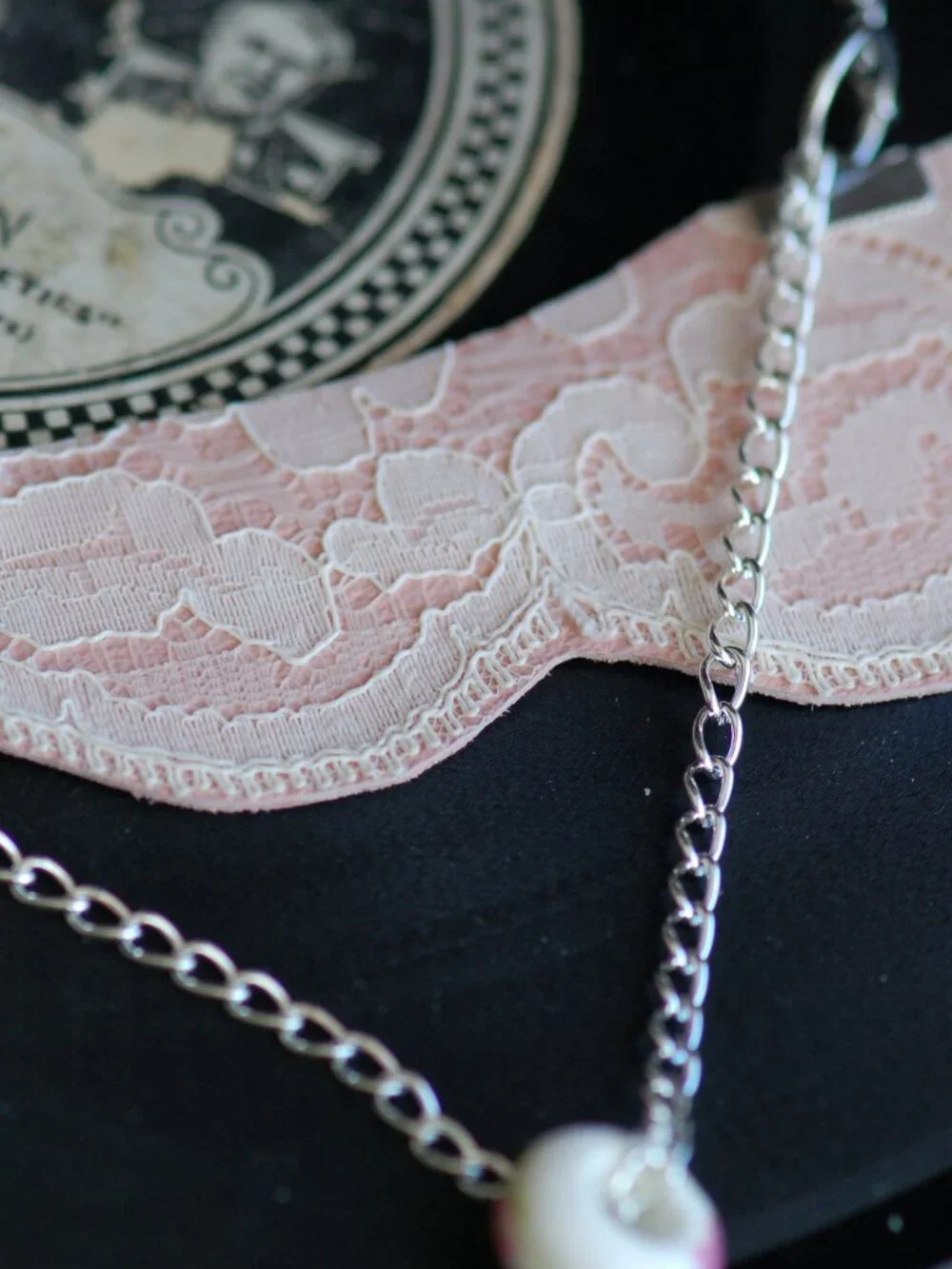 Romantic white lace on leather necklace - Boho chic ivory leaf lace - Picture 4 of 5